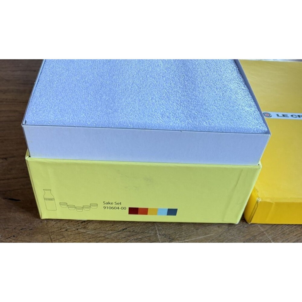 Le Creuset Tokkuri and 5 Ochoko Sake set Rainbow Japan Limited NEW - Picture 5 of 7